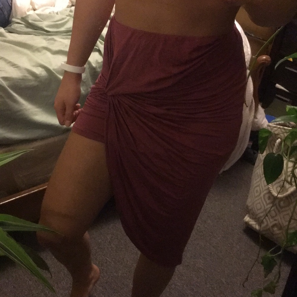 Asymmetrical skirt high low on the side.